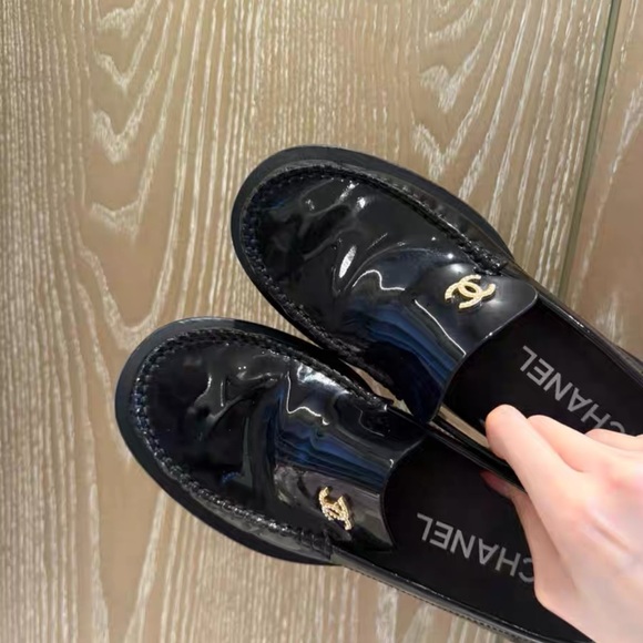 CHANEL Glossy Black Loafers with Gold Logo - Picture 1 of 4